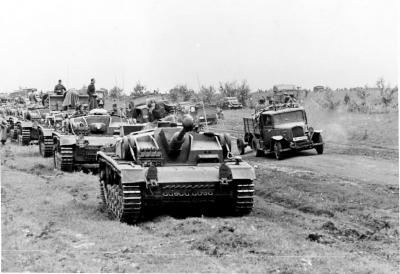 Прикрепленное изображение: Части немецкой 6-ой армии наступают на Сталинград. Август 1942.jpg